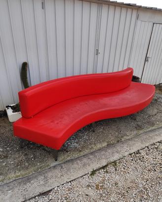 divano in pelle rossa