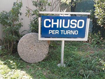 Distributori benzina - cartello aperto