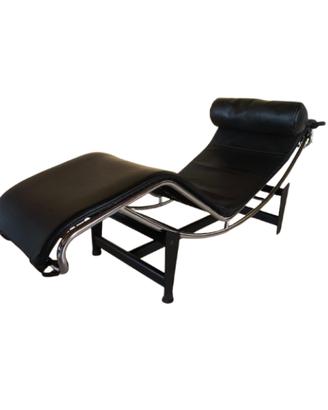 Chaise longue LC4 in pelle nera di Le Corbusier