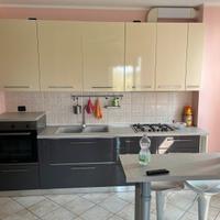 Cucina con forno e piano cottura 4 fuochi