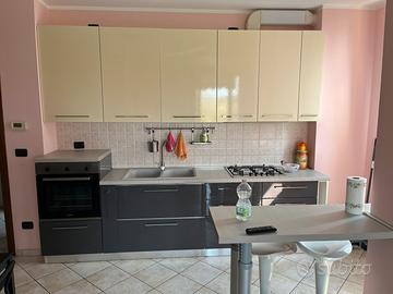 Cucina con forno e piano cottura 4 fuochi