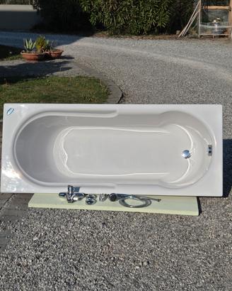 vasca da bagno completa di rubinetteria