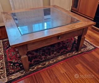 Tavolino in legno con vetro
