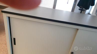 mobile contenitore in metallo con ante scorrevoli