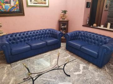 COPPIA DI DIVANI IN PELLE Chesterfield 2-3 posti