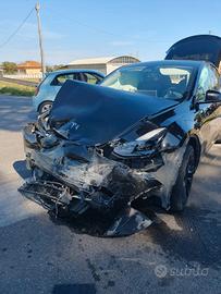 Tesla modelY dual motor long range AWD incidentata