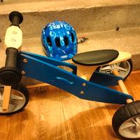 bici senza ruote e caschetto 