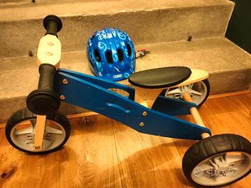 bici senza ruote e caschetto 