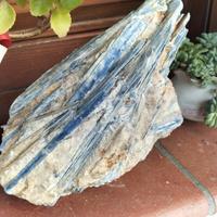 Cristallo naturale di Cianite blu e quarzo