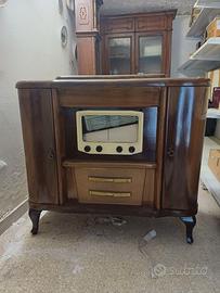 Antico mobile radio da bar in legno
