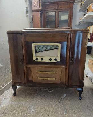 Antico mobile radio da bar in legno