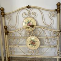 Letto dipinto a mano