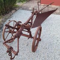 Aratro antico per giardino