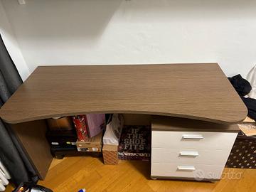 scrivania con cassetti