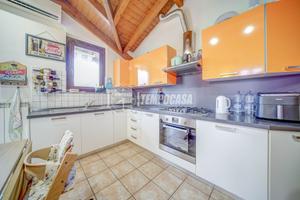 BILOCALE MANSARDATO CON BOX E CANTINA