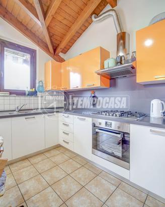 BILOCALE MANSARDATO CON BOX E CANTINA