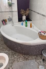 Vasca da bagno angolare elegante e spaziosa – otti