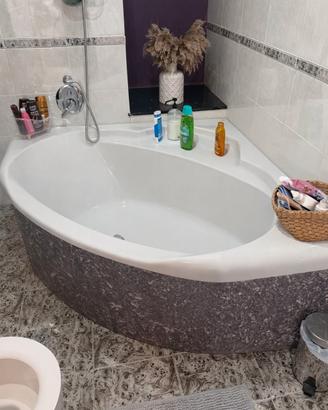 Vasca da bagno angolare elegante e spaziosa – otti