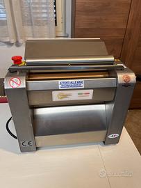 Sfogliatrice elettrica per pasta fresca