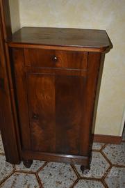 Comodino di legno