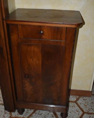 Comodino di legno