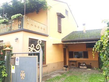 Villa di 225 m² con 4 locali e box auto a Cremona