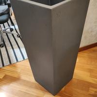 Vaso da giardino o da interno in resina.