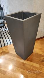 Vaso da giardino o da interno in resina.