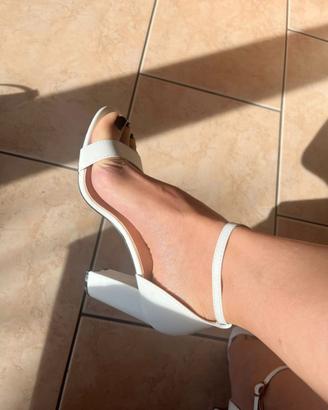 Elegante sandalo con tacco alto