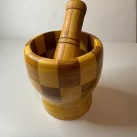 Mortaio e pestello in legno con un caratteristico