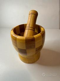 Mortaio e pestello in legno con un caratteristico