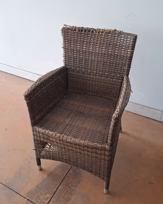 Poltrona sedia braccioli in rattan da sistemare