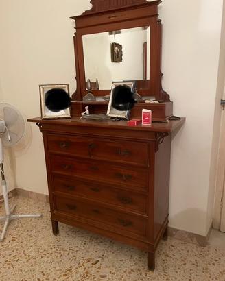 Mobile artigianale del 1900