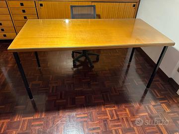 Tavolo in legno con copertura in vetro