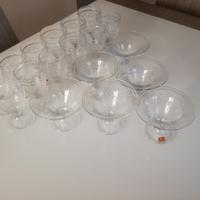 Vari pezzi di cristalleria calici alzate