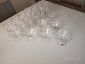 Vari pezzi di cristalleria calici alzate