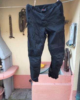 Pantaloni antivento/antipioggia con ginocchiere 