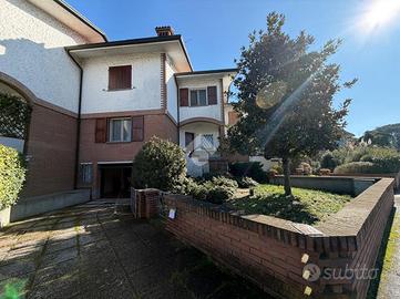 VILLA A SCHIERA A RUSSI