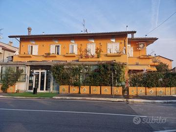 Casa indipendente con ristorante a Cesena periferi