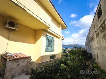 Ampia villa su tre livelli con cortile