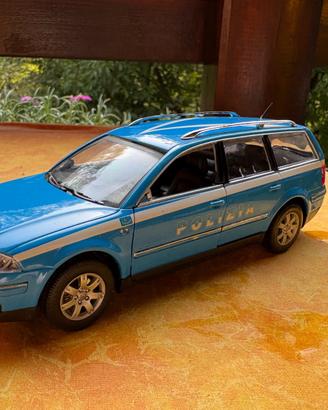 VW Passat Variant Polizia 1/24 Welly
