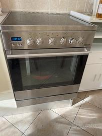 Cucina con forno e piano cottura elettrico