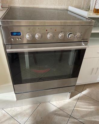 Cucina con forno e piano cottura elettrico