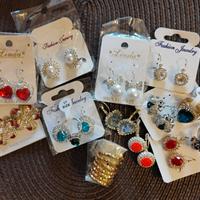 Eleganti orecchini con strass, collane e bracciali