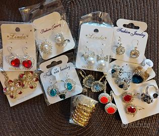 Eleganti orecchini con strass, collane e bracciali