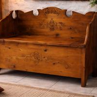 Cassapanca tirolese intagliata in legno massello