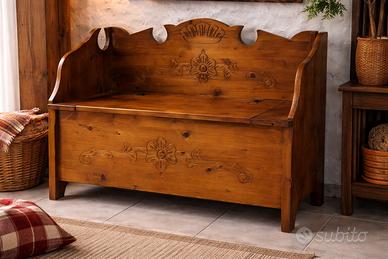 Cassapanca tirolese intagliata in legno massello