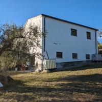 Porzione di fabbricato con un ettaro di terreno