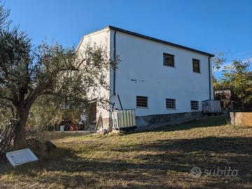 Porzione di fabbricato con un ettaro di terreno