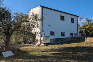 Porzione di fabbricato con un ettaro di terreno